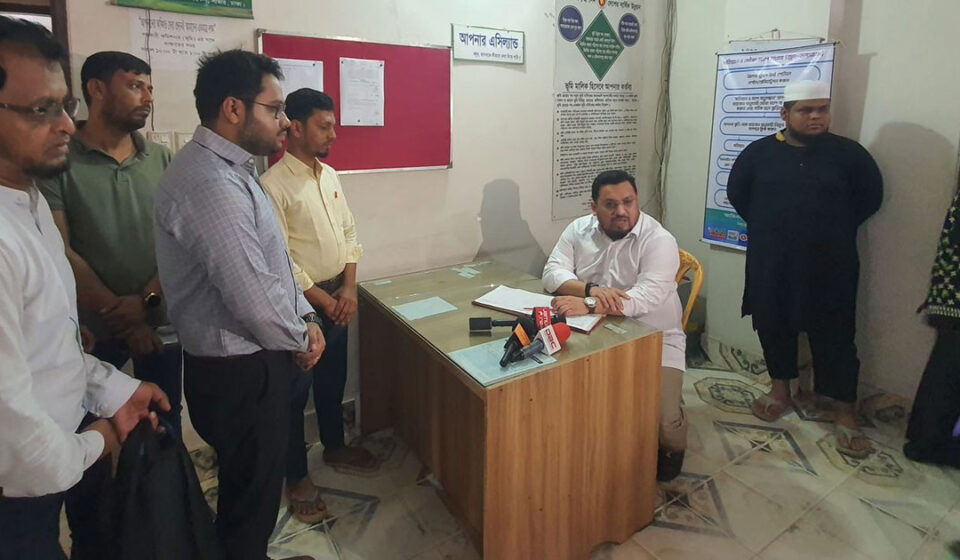 ভূমি প্রতিমন্ত্রীর আমিনবাজার ও আশুলিয়া রাজস্ব সার্কেল আকস্মিক পরিদর্শন